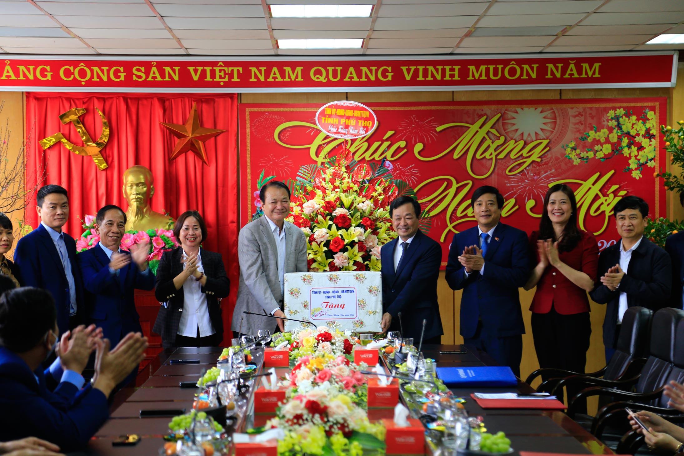 Chủ tịch UBND tỉnh tặng hoa chúc Tết Công ty cổ phần cấp nước Phú Thọ